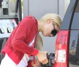 Paris Hilton se rend à la station service pour faire le plein de son 4x4, à Los Angeles, mercredi 29 juin 2011.
