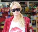 Paris Hilton se rend à la station service pour faire le plein de son 4x4, à Los Angeles, mercredi 29 juin 2011.