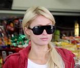 Paris Hilton se rend à la station service pour faire le plein de son 4x4, à Los Angeles, mercredi 29 juin 2011.