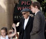 Dennis Hopper entouré de sa famille reçoit son étoile sur le Walk of Fame à Los Angeles, le 26 mars 2010. Il est avec sa fille Galen et son fils Henry.