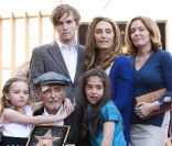 Dennis Hopper entouré de sa famille reçoit son étoile sur le Walk of Fame à Los Angeles, le 26 mars 2010. Il est avec ses filles Ruthanna, Marin et Galen, son fils Henry et sa petite-fille Violet.