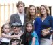 Dennis Hopper entouré de sa famille reçoit son étoile sur le Walk of Fame à Los Angeles, le 26 mars 2010. Il est avec ses filles Ruthanna, Marin et Galen, son fils Henry et sa petite-fille Violet.