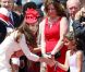 La duchesse Catherine de Cambridge attentive aux enfants à Ottawa, au Canada, pendant leur première visite officielle internationale en tant que jeunes mariés, le 1er juillet 2011