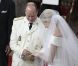 Le prince Albert et la princesse Charlène pendant l'échange des alliances lors de leur mariage religieux dans la cour d'honneur du Palais, à Monaco, le 2 juillet 2011