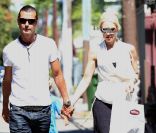 Gwen Stefani passent la journée avec son mari Gavin Rossdale et ses fils Kingston et Zuma à Los Angeles, le 2 juillet 2011. Un couple amoureux et très épanoui.<br />