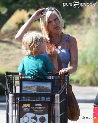 Tori Spelling, Dean McDermott, Liam et Stella font un ravitaillement en famille en ce week-end du 4 juillet. Malibu, le 2 juillet 2011