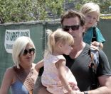 Tori Spelling, Dean McDermott, Liam et Stella font un ravitaillement en famille en ce week-end du 4 juillet. Malibu, le 2 juillet 2011