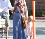 Tori Spelling, Dean McDermott, Liam et Stella font un ravitaillement en famille en ce week-end du 4 juillet. Malibu, le 2 juillet 2011