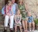 C'est à Tavarnelle Val di Pesa, 25 kilomètres au sud de Florence en Italie, que le prince Willem-Alexander et la princesse Maxima des Pays-Bas ont réalisé le 4 juillet 2011 leur traditionnelle séance photo estivale en famille, avec leurs filles les princesses Catharina-Amalia, Alexia et Ariane.
