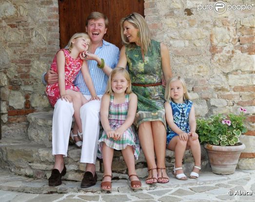 C'est à Tavarnelle Val di Pesa, 25 kilomètres au sud de Florence (Italie), que le prince Willem-Alexander et la princesse Maxima des  Pays-Bas ont posé le 4 juillet 2011 pour la traditionnelle séance photo  estivale en famille, avec leurs filles les princesses Catharina-Amalia,  Alexia et Ariane.