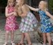 Quelle belle complicité entre les princesses Catharina-Amalia, Alexia et Ariane, les trois fillettes du prince Willem-Alexander et de la princesse Maxima des Pays-Bas ! A Tavarnelle Val di Pesa, près de Florence, où la famille est en vacances, elles ont illuminé la traditionnelle séance photo estivale, le 4 juillet 2011.