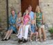 Cette année, la reine Beatrix des Pays-Bas complète le tableau de la photo de famille du couple princier lors des vacances d'été. La monarque a même joué les paparazzi devant ses petites-filles, les princesses Catharina-Amalia, Alexia et Ariane, le 4 juillet 2011 à Tavarnelle.
