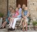 C'est à Tavarnelle Val di Pesa, 25 kilomètres au sud de Florence (Italie), que le prince Willem-Alexander et la princesse Maxima des Pays-Bas ont posé le 4 juillet 2011 pour la traditionnelle séance photo estivale en famille, avec leurs filles les princesses Catharina-Amalia, Alexia et Ariane.