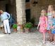 C'est à Tavarnelle Val di Pesa, 25 kilomètres au sud de Florence (Italie), que le prince Willem-Alexander et la princesse Maxima des Pays-Bas ont posé le 4 juillet 2011 pour la traditionnelle séance photo estivale en famille, avec leurs filles les princesses Catharina-Amalia, Alexia et Ariane.
