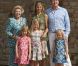 Cette année, la reine Beatrix des Pays-Bas complète le tableau de la photo de famille du couple princier lors des vacances d'été. La monarque a même joué les paparazzi devant ses petites-filles, les princesses Catharina-Amalia, Alexia et Ariane, le 4 juillet 2011 à Tavarnelle.