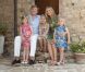 C'est à Tavarnelle Val di Pesa, 25 kilomètres au sud de Florence (Italie), que le prince Willem-Alexander et la princesse Maxima des Pays-Bas ont posé le 4 juillet 2011 pour la traditionnelle séance photo estivale en famille, avec leurs filles les princesses Catharina-Amalia, Alexia et Ariane.