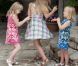 Quelle belle complicité entre les princesses Catharina-Amalia, Alexia et Ariane, les trois fillettes du prince Willem-Alexander et de la princesse Maxima des Pays-Bas ! A Tavarnelle Val di Pesa, près de Florence, où la famille est en vacances, elles ont illuminé la traditionnelle séance photo estivale, le 4 juillet 2011.