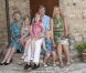 Cette année, la reine Beatrix des Pays-Bas complète le tableau de la photo de famille du couple princier lors des vacances d'été. La monarque a même joué les paparazzi devant ses petites-filles, les princesses Catharina-Amalia, Alexia et Ariane, le 4 juillet 2011 à Tavarnelle.