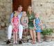 C'est à Tavarnelle Val di Pesa, 25 kilomètres au sud de Florence (Italie), que le prince Willem-Alexander et la princesse Maxima des Pays-Bas ont posé le 4 juillet 2011 pour la traditionnelle séance photo estivale en famille, avec leurs filles les princesses Catharina-Amalia, Alexia et Ariane.
