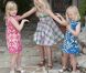 Quelle belle complicité entre les princesses Catharina-Amalia, Alexia et Ariane, les trois fillettes du prince Willem-Alexander et de la princesse Maxima des Pays-Bas ! A Tavarnelle Val di Pesa, près de Florence, où la famille est en vacances, elles ont illuminé la traditionnelle séance photo estivale, le 4 juillet 2011.