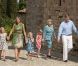 Cette année, la reine Beatrix des Pays-Bas complète le tableau de la photo de famille du couple princier lors des vacances d'été. La monarque a même joué les paparazzi devant ses petites-filles, les princesses Catharina-Amalia, Alexia et Ariane, le 4 juillet 2011 à Tavarnelle.