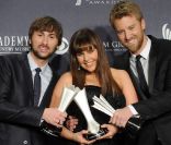 En plus d'être fiancée, la belle Hillary Scott brille avec son groupe country Lady Antebellum. Los Angeles, 13 février 2011 