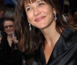 La divine Sophie Marceau a fait le spectacle à son arrivée à la soirée Chaumet organisée à Paris le 6 juillet 2011