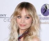 Nicole Richie, enceinte de trois mois, assiste à une levée de fonds pour l'Unicef. Une grossesse invisible sous cette longue robe. Los Angeles, le 23 Mars 2009.