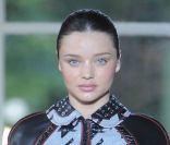 C'est une Miranda Kerr enceinte de cinq mois qui a défilé pour Balenciaga. A Paris, le 30 septembre 2010.