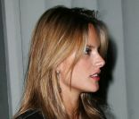 Alessandra Ambrosio, enceinte de cinq mois, sort d'un restaurant à Los Angeles. Le 11 avril 2008.