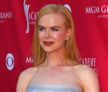 A deux mois de l'accouchement la sublime Nicole Kidman affiche un ventre pas très rond, et caché sous une robe large. Las Vegas, le 18 mai 2008. 