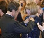 Anna Wintour, rédactrice en chef du Vogue US, se fait décorée au Palais de l'Elysée par le président Sarkozy. A Paris, le 6 juillet 2011.