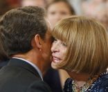 Anna Wintour, tout sourire, embrasse chaleureusement le président Sarkory qui vient de la faire Chevalier de la Légion d'Honneur.