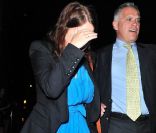 Que cache Eugenie d'York à la sortie de chez Cipriani, à Londres, le 6 juillet 2011 ? 