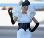 Lady Gaga, réincarnée en Minnie Mouse, samedi 9 juillet, à sa descente de l'avion, en Australie.