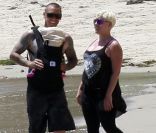 Pink profite d\'un moment avec son mari Carey Hart et sa fille d\'un mois, Willow. Malibu, 4 juillet 2011<br />