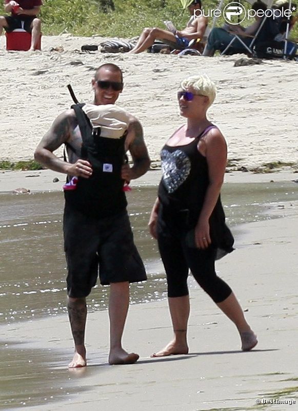 Pink profite d'un moment avec son mari Carey Hart et sa fille d'un mois, Willow. Malibu, 4 juillet 2011 