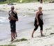 Pink ne supporte clairement plus la présence des photographes  lorsqu'elle est en famille avec son mari Carey Hart et sa petite fille  Willow. Malibu, 4 juillet 2011