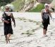 Pink ne supporte clairement plus la présence des photographes  lorsqu'elle est en famille avec son mari Carey Hart et sa petite fille  Willow. Malibu, 4 juillet 2011