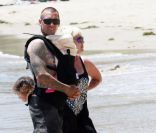 Pink ne supporte clairement plus la présence des photographes lorsqu'elle est en famille avec son mari Carey Hart et sa petite fille Willow. Malibu, 4 juillet 2011 
