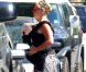 Pink ne supporte clairement plus la présence des photographes  lorsqu'elle est en famille avec son mari Carey Hart et sa petite fille  Willow. Malibu, 4 juillet 2011