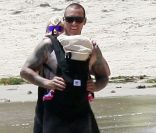 Pink et Carey Hart profite d'un moment de complicité en famille avec leur fille Willow. Malibu, 4 juillet 2011 