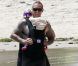 Pink et Carey Hart profite d'un moment de complicité en famille avec leur fille Willow. Malibu, 4 juillet 2011 