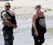 Pink ne supporte clairement plus la présence des photographes  lorsqu'elle est en famille avec son mari Carey Hart et sa petite fille  Willow. Malibu, 4 juillet 2011