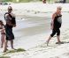 Pink ne supporte clairement plus la présence des photographes  lorsqu'elle est en famille avec son mari Carey Hart et sa petite fille  Willow. Malibu, 4 juillet 2011