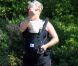 Pink ne supporte clairement plus la présence des photographes  lorsqu'elle est en famille avec son mari Carey Hart et sa petite fille  Willow. Malibu, 4 juillet 2011