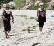 Pink ne supporte clairement plus la présence des photographes  lorsqu'elle est en famille avec son mari Carey Hart et sa petite fille  Willow. Malibu, 4 juillet 2011