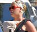 Pink ne supporte clairement plus la présence des photographes  lorsqu'elle est en famille avec son mari Carey Hart et sa petite fille  Willow. Malibu, 4 juillet 2011