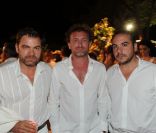 Clovis Cornillac, Jean-Paul Rouve et FX Demaison lors de la soirée blanche aux Moulins de Ramatuelle. Dimanche 10 juillet 2011<br />