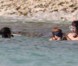 Paulina Porizkova en vacances sous le soleil des Caraïbes. Fin juin 2011 